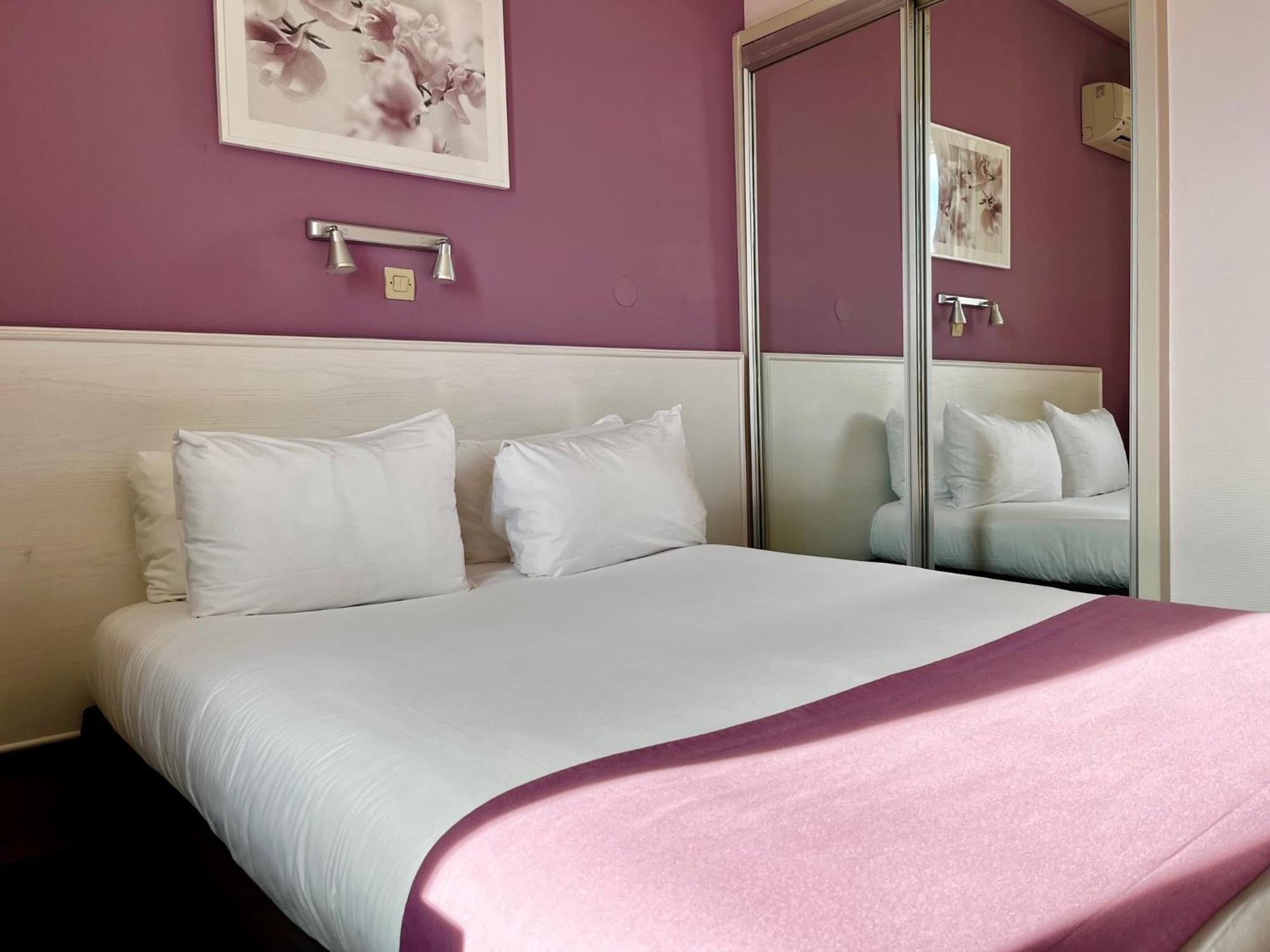 Cit'hotel Le Louvre Hotel